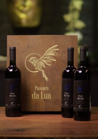 KIT 01 - 3 GRFS PÁSSARO DA LUA MERLOT 2016 + CAIXA DE MADEIRA P/ 3 GRFS (VAZIA)