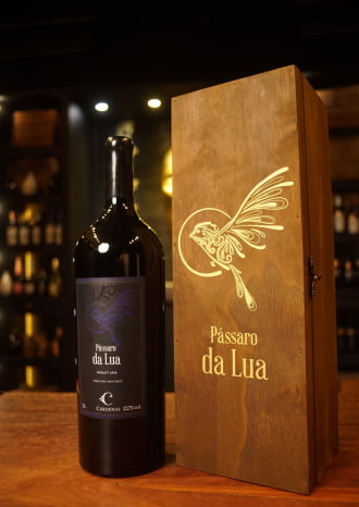 KIT 05 - 5 GRFS (LOTE 01/50 ATÉ 05/50) PASSARO DA LUA MERLOT 2016 (3 LITROS) + 05 CAIXAS DE MADEIRA (VAZIAS)