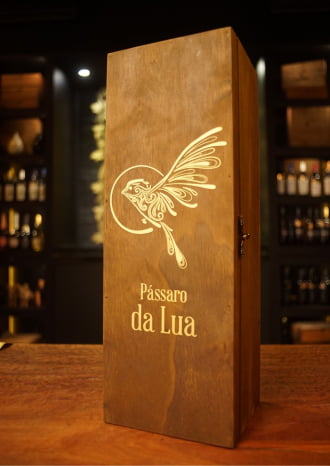 KIT 04 - PASSARO DA LUA MERLOT 2016 (3 LITROS) + CAIXA DE MADEIRA (VAZIA)